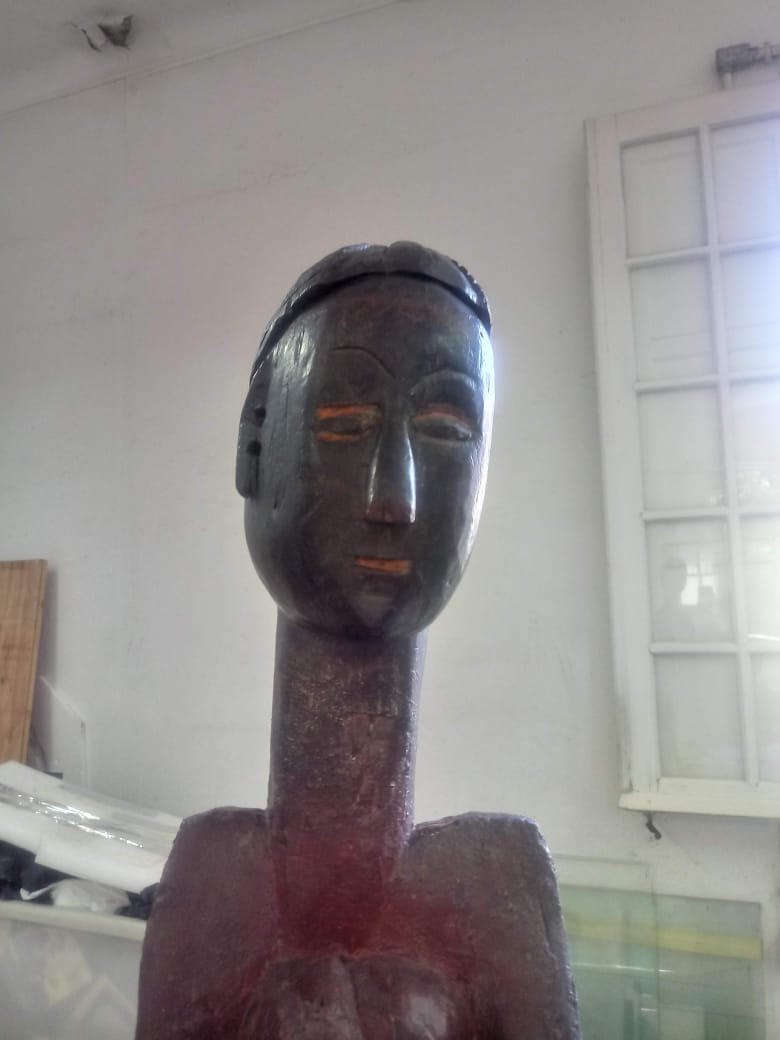 Maria Cambinda: uma máscara, uma boneca, uma escultura.